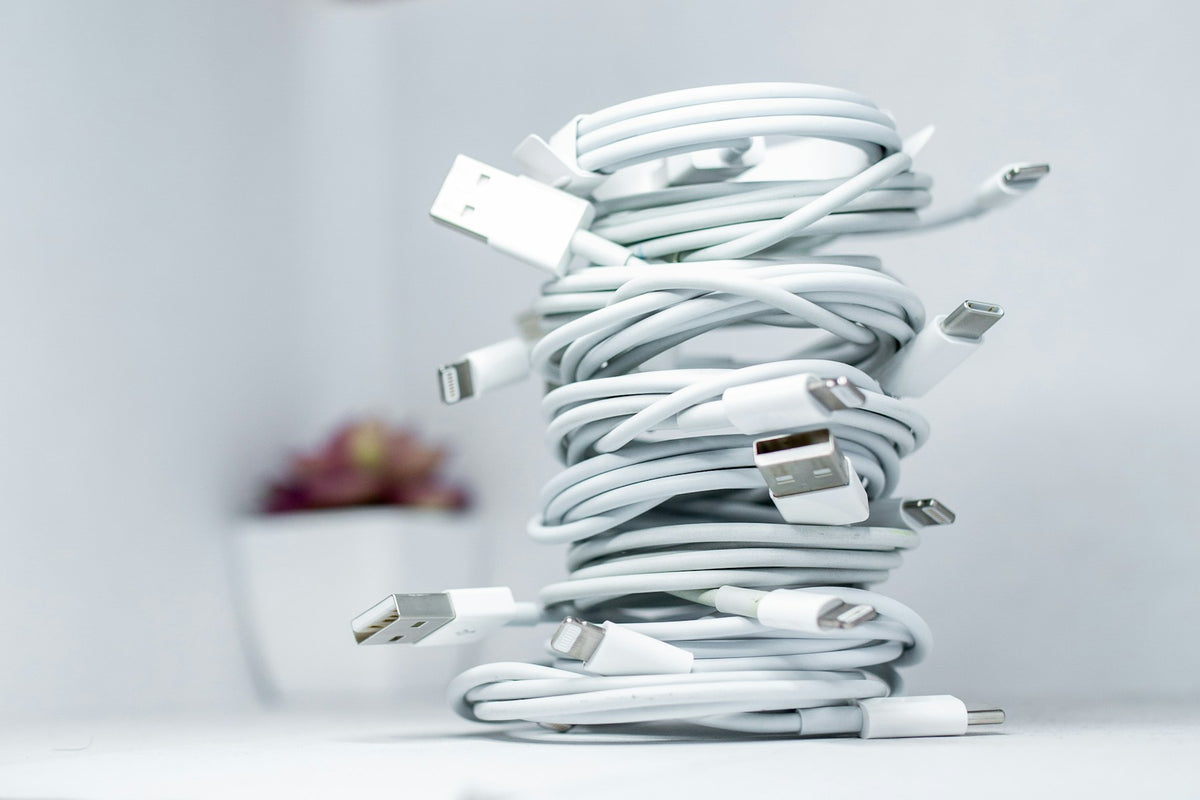 Echte foto van witte oplaadkabels voor smartphones